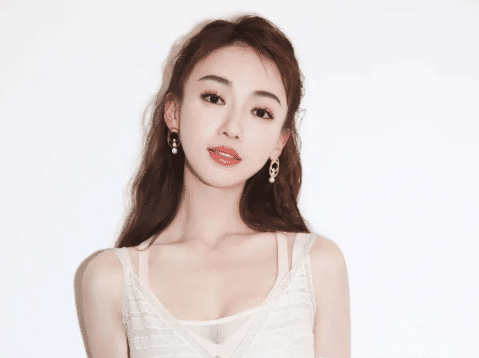 AG亚娱集团|
李沁30岁我信 谭松韵30岁我信 吴谨言30岁我也信 但她我不信！(图7)