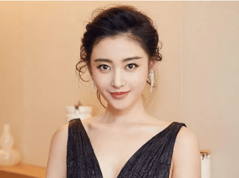 AG亚娱集团|
李沁30岁我信 谭松韵30岁我信 吴谨言30岁我也信 但她我不信！(图8)