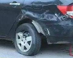 
车停路边被撞是先报警还是先报保险？如果搞错 一分车险都拿不到-AG亚娱集团(图2)