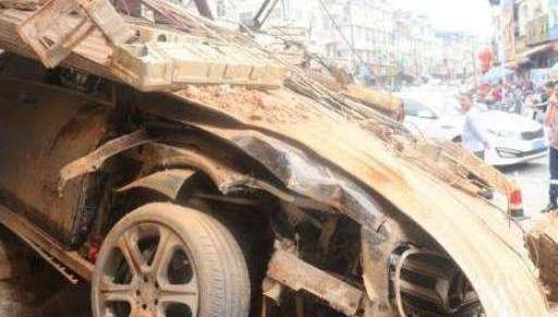 
车停路边被撞是先报警还是先报保险？如果搞错 一分车险都拿不到-AG亚娱集团(图3)